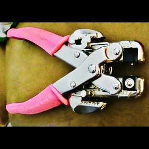 **SOLD** We R Memry Keeper Crop-A-Dile Hole Punch Eyelet Setter Pink Comf Handle